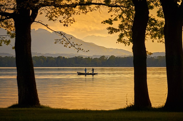 flashlight-fishing-boating-640x480-5046128.jpeg
