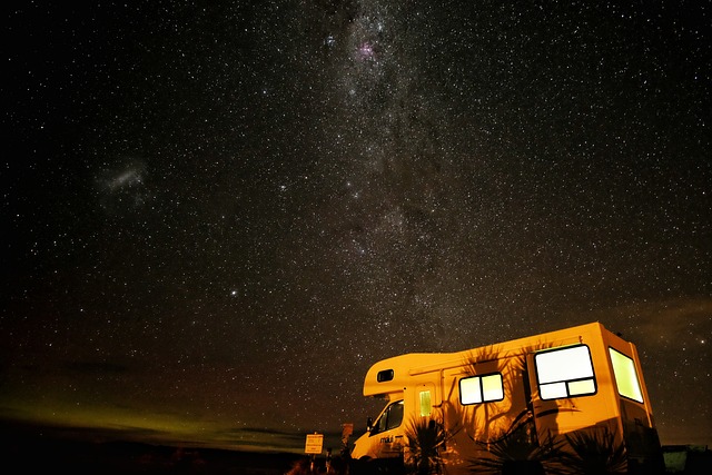 flashlight-camping-outdoors-640x480-26205778.jpeg