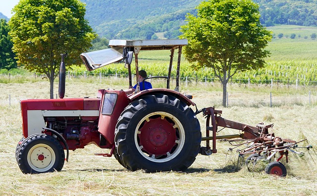 tractorfarm-vehiclesfarming-640x480-4437533.jpeg