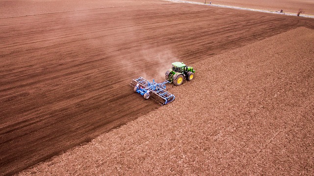 tractorfarm-vehiclesfarming-640x480-91126494.jpeg